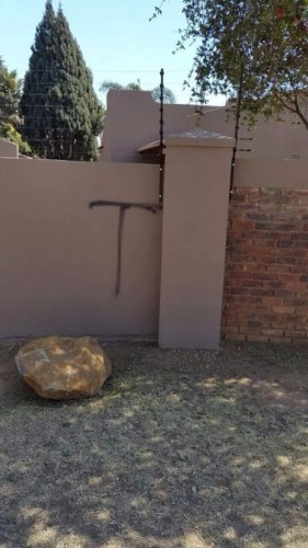 A letter T was spay painted on to a wall.