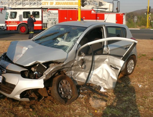 The Netcare Mulbarton Hospital staff member’s vehicle came to rest in the ditch at the side of Kliprivier Drive.